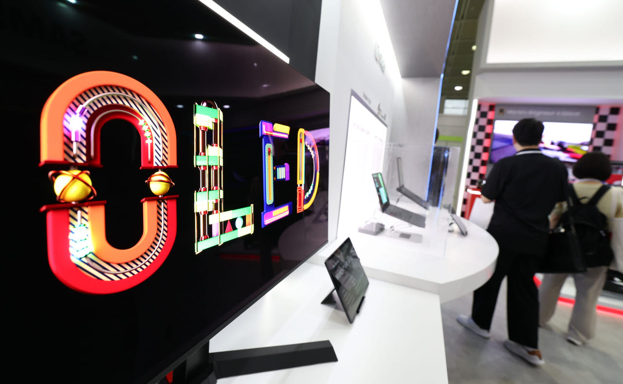 22일 서울 강남구 코엑스에서 열린 ‘K-Display 2026 한국디스플레이산업전시회’에서 관람객이 전시를 둘러보고 있다. (사진=뉴스1)