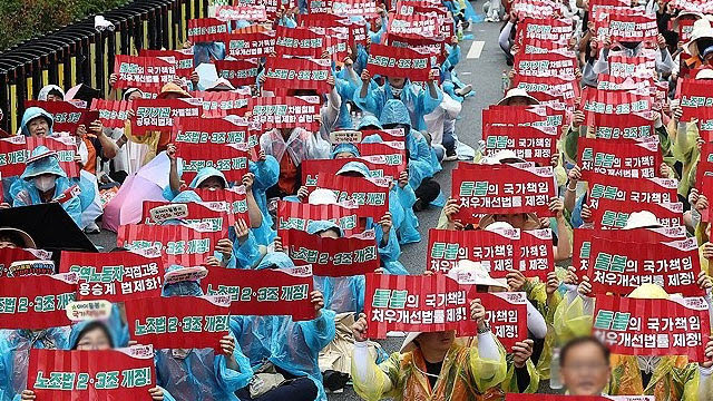 지난해 7월 민주노총 민주일반연맹 공공연대노동조합이 서울 영등포구 국회 인근에서 노동조합법 개정을 촉구하며 개최한 '공공연대노동조합 총파업 대회'.(사진=연합뉴스)