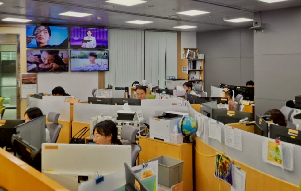 기상청 예보관들이 기상청 예보상황실에서 10분 단위의 초단기 예보 정보를 점검하고 있다. (사진=기상청)