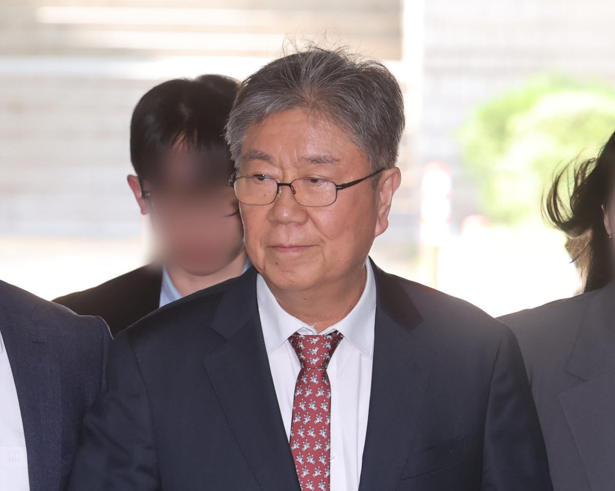 윤석열 정부 관저 이전 과정에서 예산을 불법 전용한 혐의를 받는 김대기 전 대통령 비서실장이 지난 5월 22일 서울 서초구 서울중앙지법에서 열린 구속 전 피의자 심문(영장실질심사)에 출석하고 있다. (사진=연합뉴스)