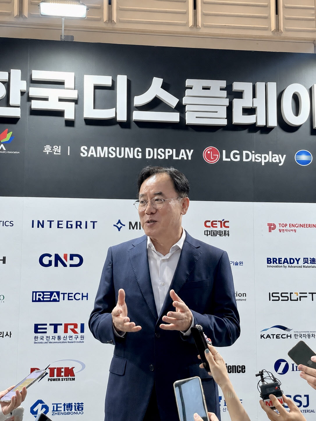 정철동 LG디스플레이 사장이 22일 서울 강남구 코엑스 전시장에서 열린 'K-디스플레이 2026' 전시회에서 취재진 질문에 답하고 있다.(사진=LG디스플레이)