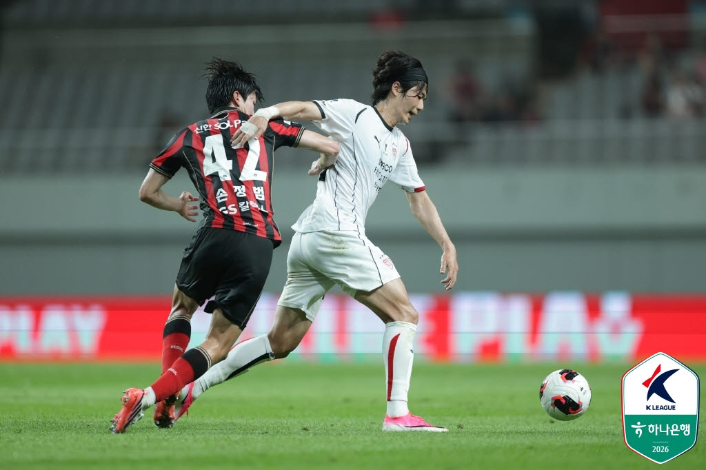손정범(서울)과 기성용(포항). 사진=한국프로축구연맹