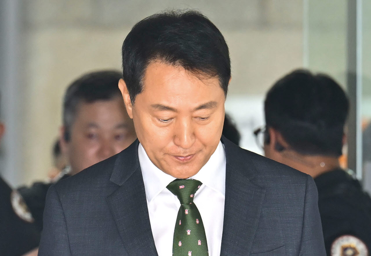 [사진공동취재단] 오세훈 서울시장이 22일 서울 서초구 서울중앙지방법원에서 열린 정치자금법 위반 혐의 1심 선고 공판 후 법원을 나서고 있다.