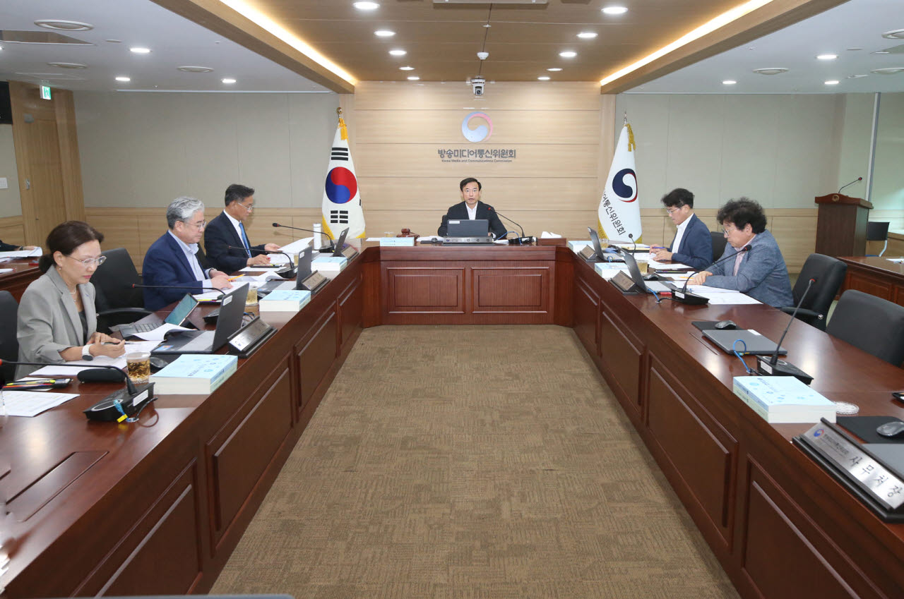 김종철 방송미디어통신위원장(가운데)이 22일 정부과천청사에서 '2026년 제24차 전체회의'를 진행하고 있다. 사진=방송미디어통신위원회