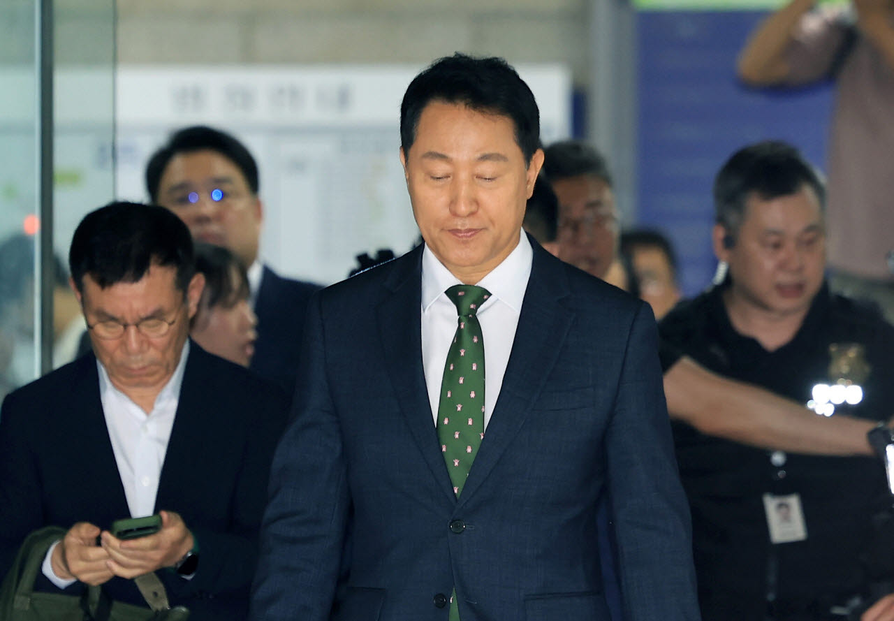 정치 브로커 명태균씨로부터 여론조사 결과를 받아보고 후원자에게 비용을 대납하게 한 혐의로 기소된 오세훈 서울시장이 22일 오후 서울 서초구 서울중앙지법에서 열린 선고 공판을 마친 뒤 법정을 나서고 있다. (사진=공동취재)