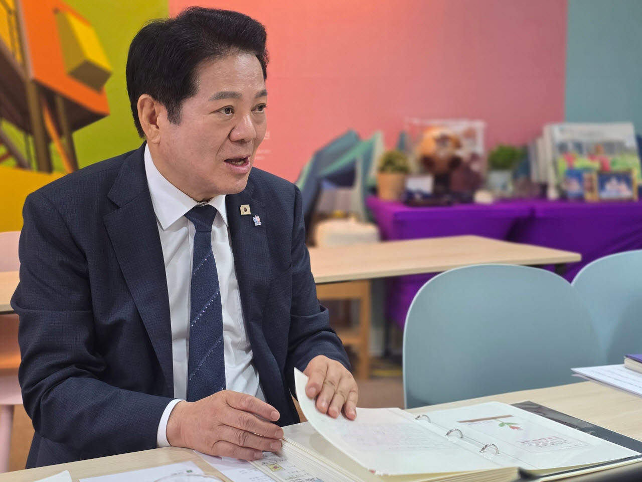 최대호 안양시장이 이데일리와 인터뷰에서 통학로 보행환경 개선사업 이후 초등학생들로부터 받은 편지지들을 보여주고 있다.(사진=황영민 기자)