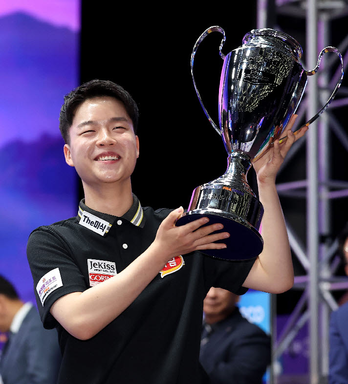 지난 프로당구 PBA 2차 투어에서 통산 네 번째 정상에 올랐던 김영원. 사진=PBA