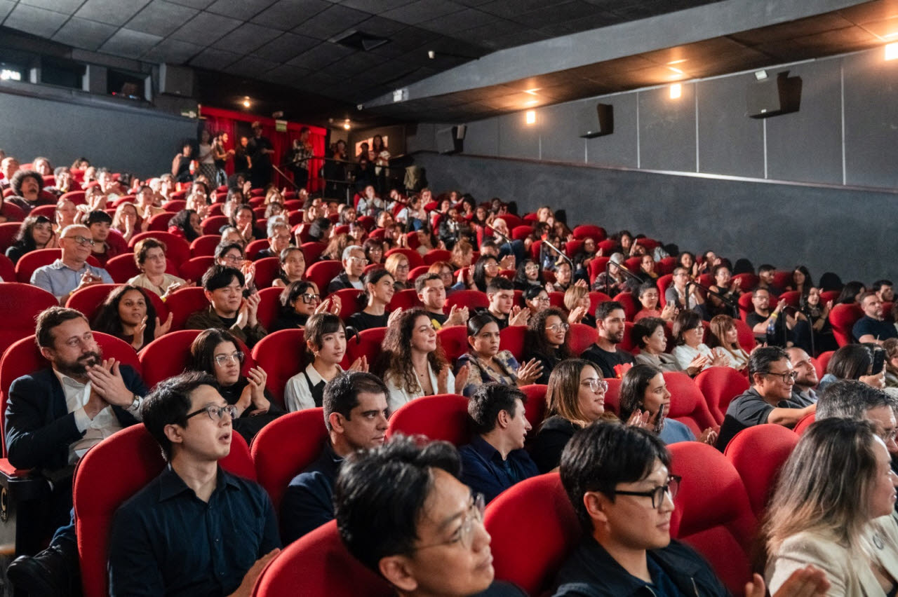 지난해 열린 ‘한국영화 상영회’에 참석한 현대차 브라질 법인 직원과 현지 주민들이 상영 후 박수갈채를 보내고 있다.  (사진=현대차그룹)