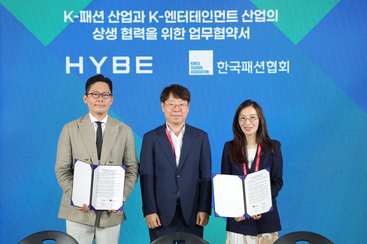 왼쪽부터 유동주 하이브 뮤직그룹 APAC 대표, 최우혁 산업통상부 첨단산업정책관, 성래은 한국패션협회장(사진=하이브)