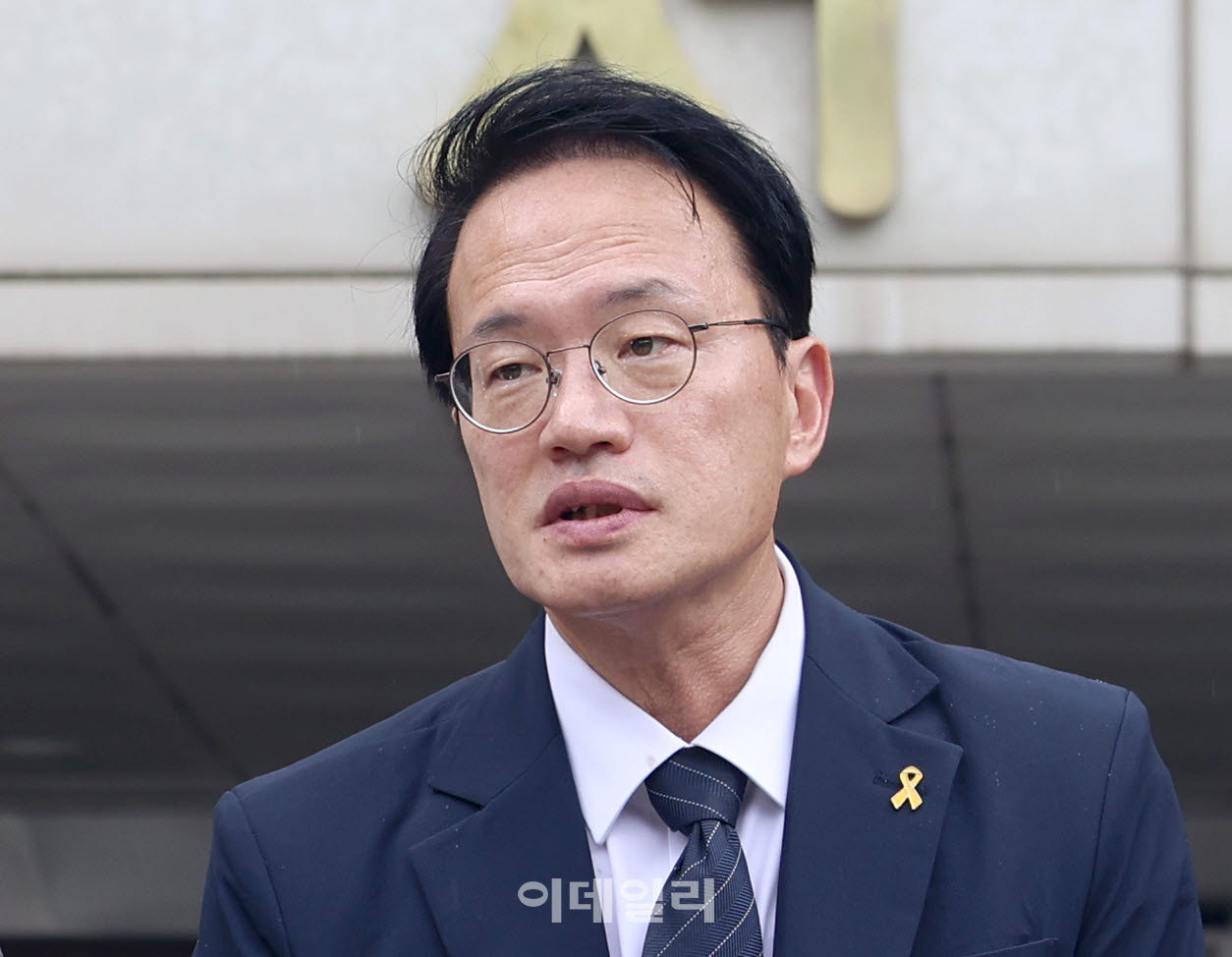 [사진공동취재단] 김영호 더불어민주당 의원(왼쪽부터), 박주민 의원과 이지은 서울 마포갑 지역위원장이 22일 서울 서초구 서울중앙지방법원을 찾아 오세훈 서울시장에 대한 명태균 여론조사 대납 의혹 1심 엄정 판결을 촉구하고 있다.