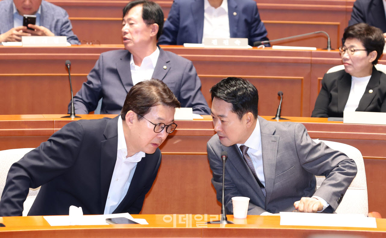 [포토]의원총회, '대화하는 장동혁-신동욱'