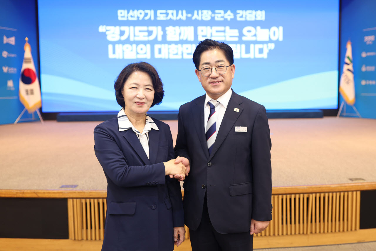 이기형(오른쪽) 김포시장이 22일 경기도경제과학진흥원에서 열린 민선 9기 도·시·군 간담회에 참석해 추미애 경기도지사와 기념 촬영하고 있다. (사진 = 김포시 제공)