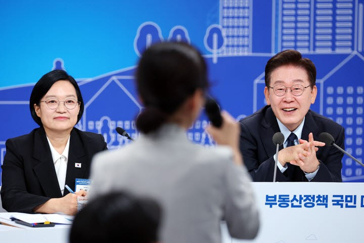 이재명 대통령과 한성숙 국무총리가 23일 서울 여의도 KBS 별관에서 열린 부동산정책 국민 대토론회에서 참석자 발언을 듣고 있다.(사진=연합뉴스)