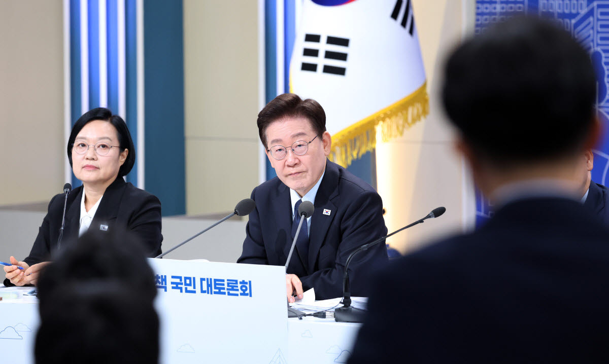 이재명 대통령이 23일 서울 여의도 KBS 별관에서 열린 부동산정책 국민 대토론회에서 참석자 발언을 듣고 있다.(사진=연합뉴스)