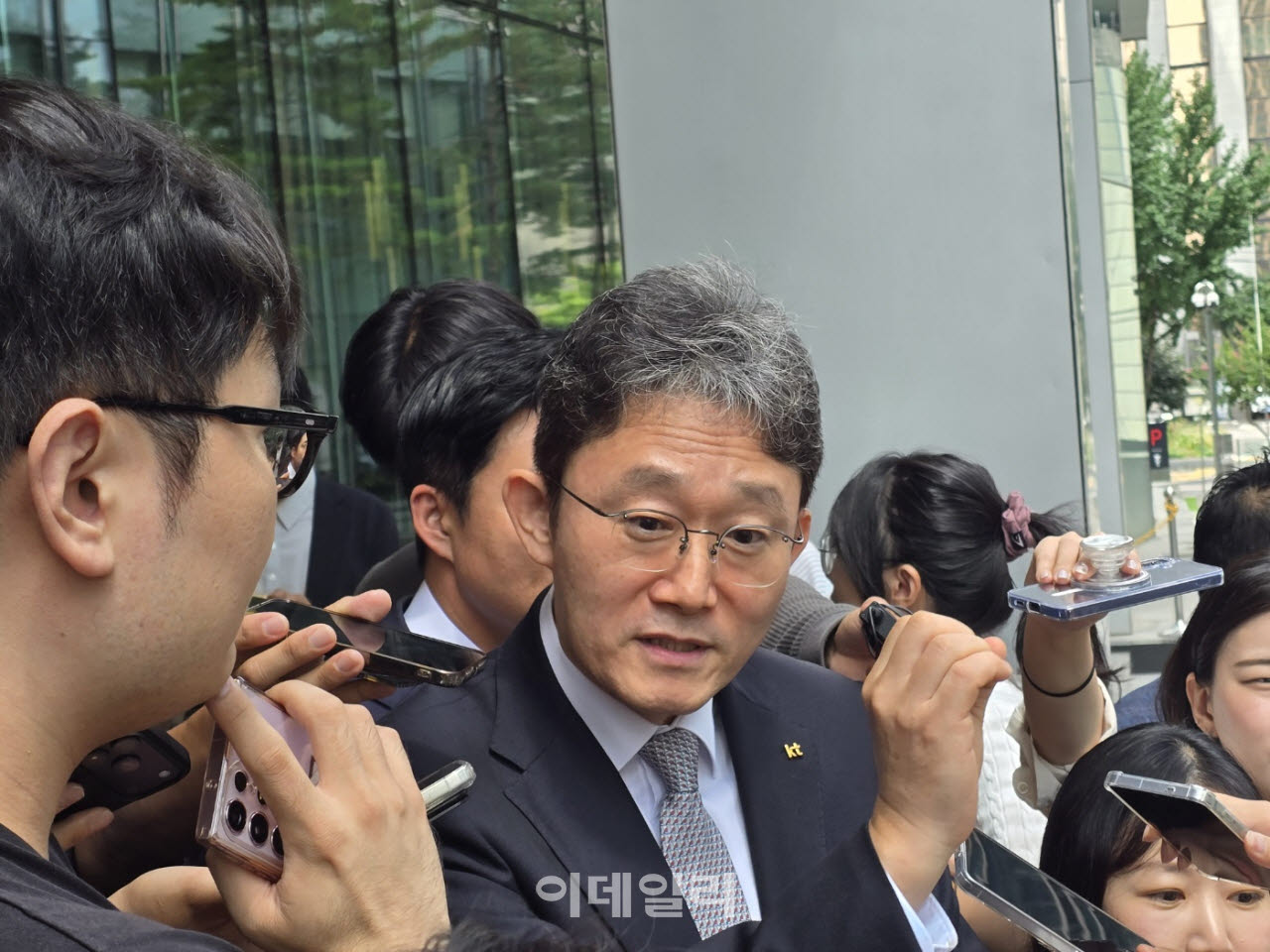 박윤영 KT 대표가 기자들의 질문에 답변하고 있다(사진=윤정훈 기자)