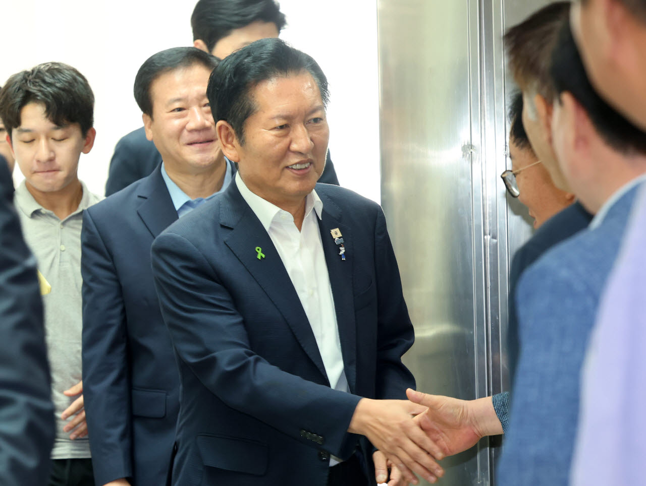 정청래 더불어민주당 당 대표 후보가 23일 전남광주통합특별시의회 광주청사에 방문하고 있다. (사진=연합뉴스)