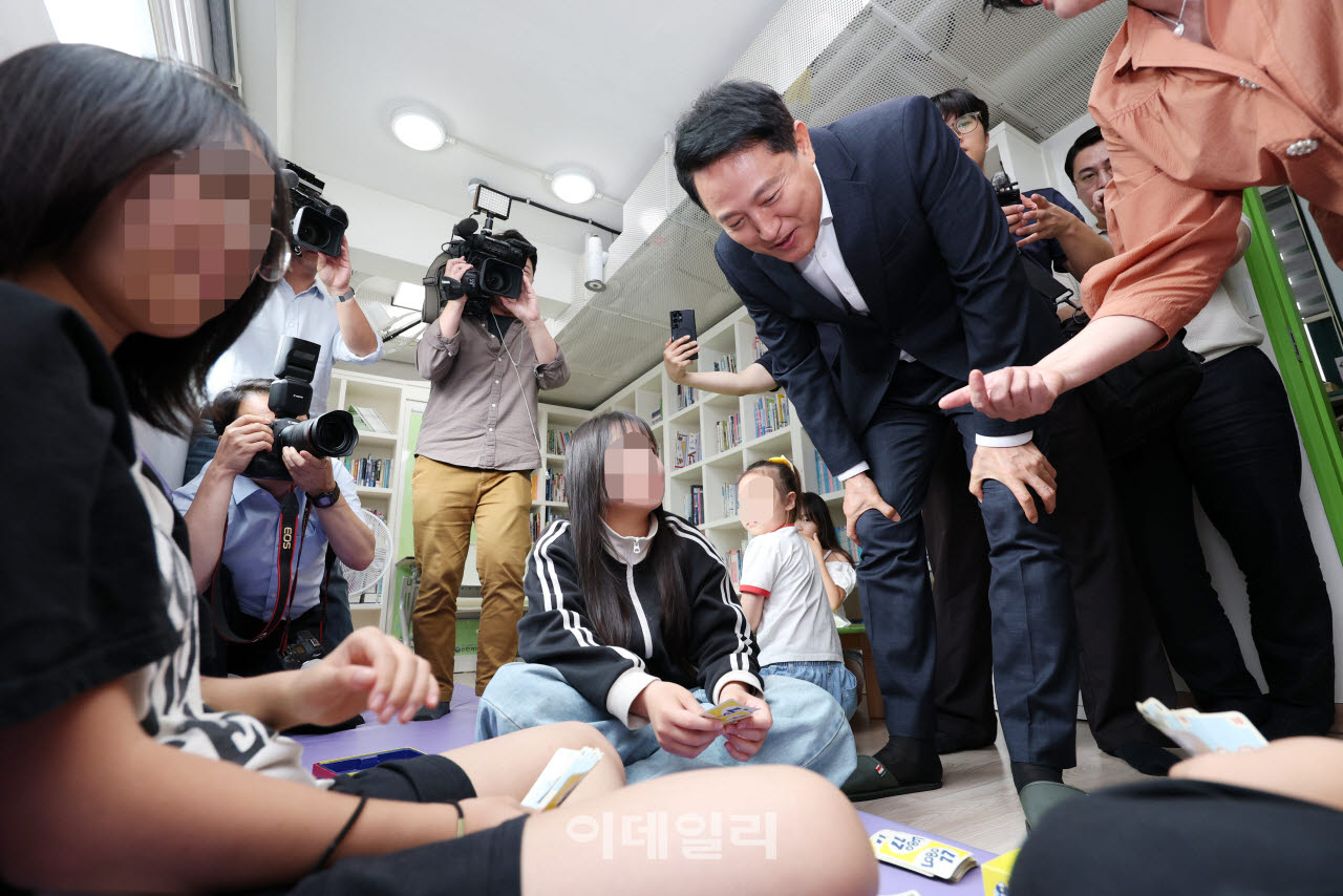 [포토] 어린이들과 대화하는 오세훈 시장
