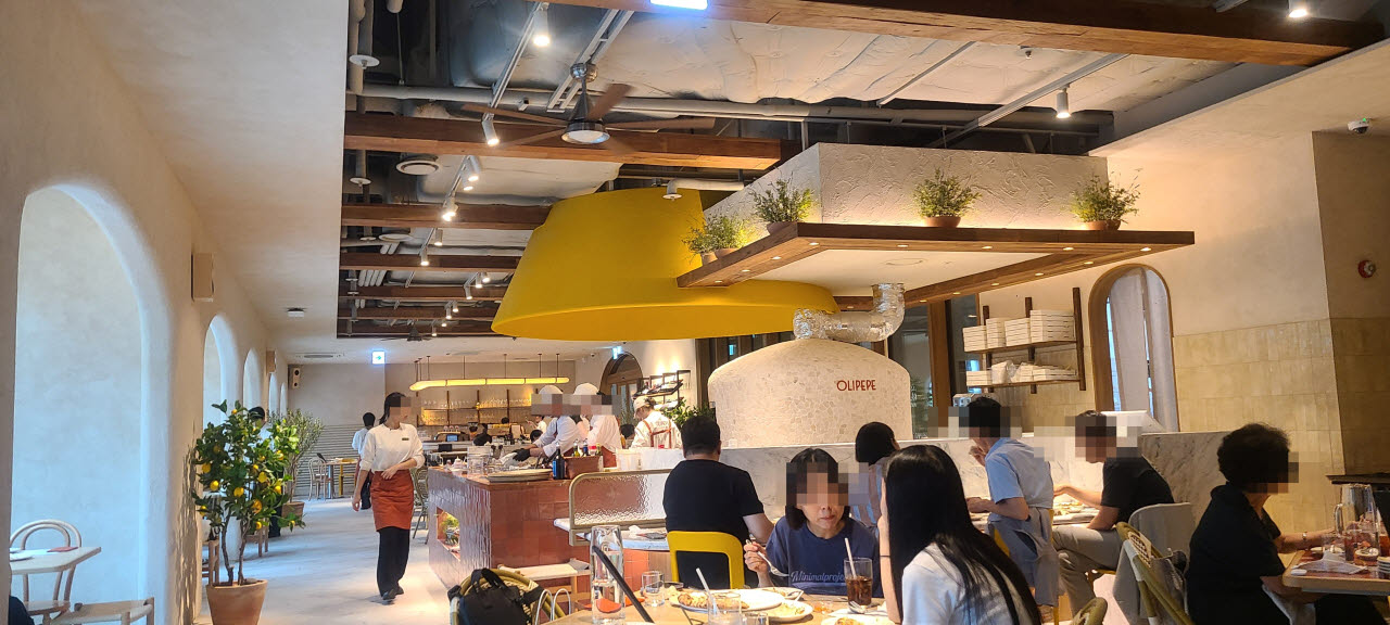 서울 강남대로 한복판에 위치한 CJ푸드빌의 이탈리안 비스트로 브랜드 '올리페페' 강남점 내부 모습(사진=이데일리 김미경 기자).