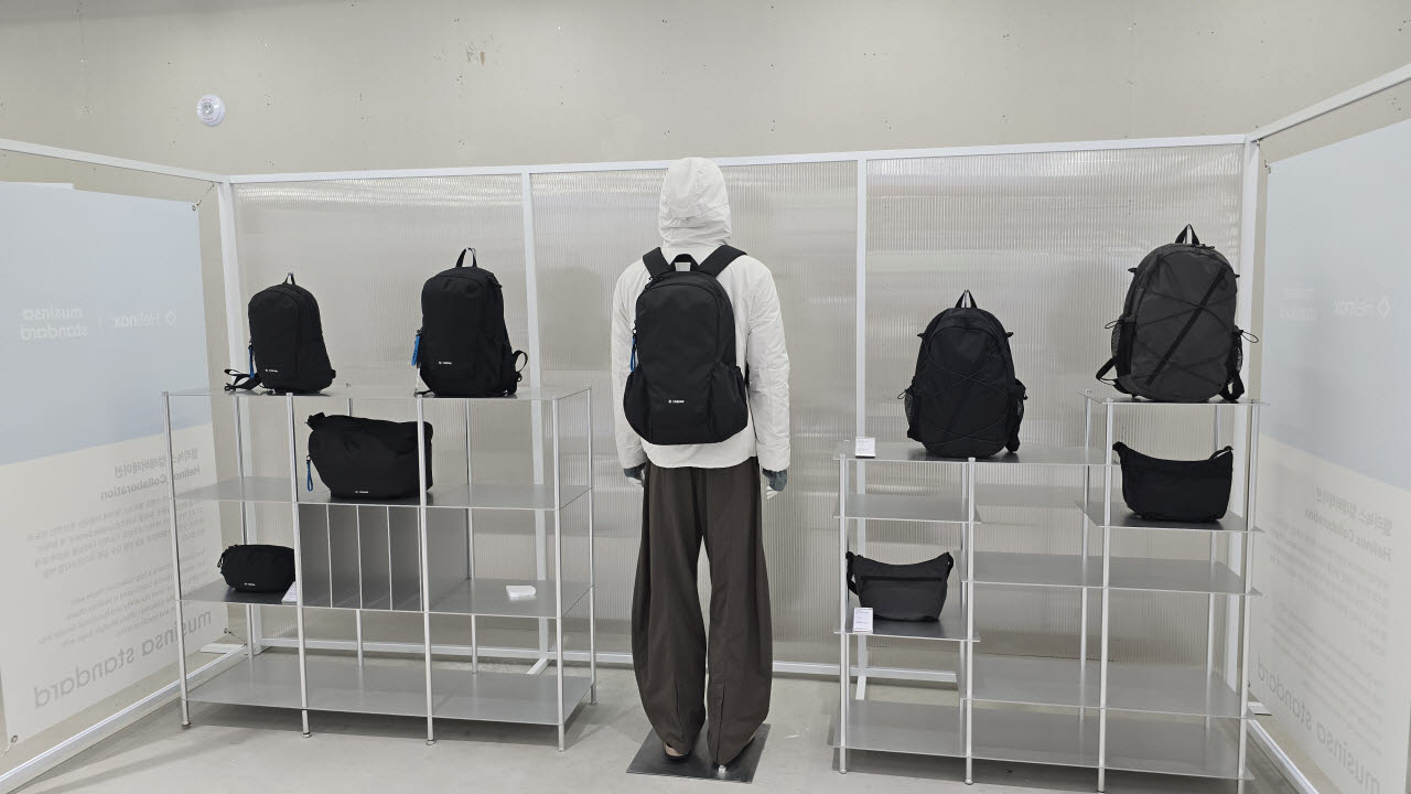 23일 서울 성동구 연무장길‘무신사 스탠다드 26FW 시즌 프리뷰’에 진열된 무신사 스탠다드와 헬리녹스가 협업한 가방 제품들. (사진=김지우 기자)