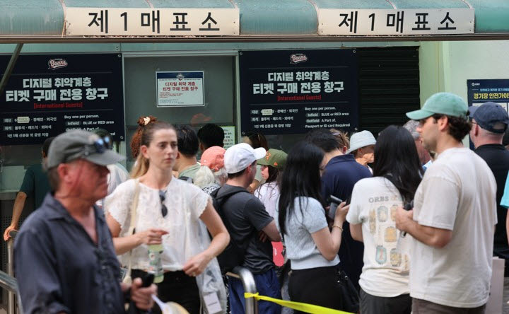 앞으로 프로야구 입장권을 비정상적으로 대량 구매하거나 암표로 판매하다 적발되면 예매가 취소되고 계정 이용이 제한된다. 사진=연합뉴스