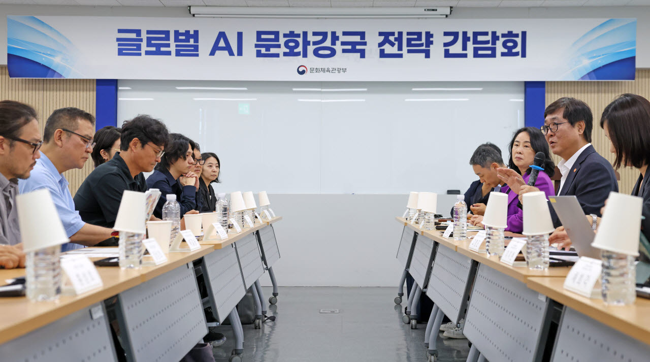 최휘영 문화체육관광부 장관이 23일 서울 마포구 한국문화정보원에서 영상·방송업계 전문가들을 만나 인공지능(AI) 시대 ‘K콘텐츠’ 경쟁력 강화 방안을 논의하고 있다. (사진=문체부)