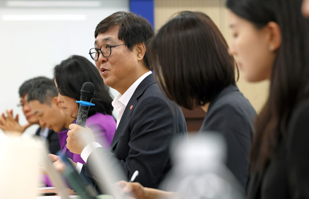 최휘영 문화체육관광부 장관이 23일 서울 마포구 한국문화정보원에서 영상·방송업계 전문가들을 만나 인공지능(AI) 시대 ‘K콘텐츠’ 경쟁력 강화 방안을 논의하고 있다. (사진=문체부)
