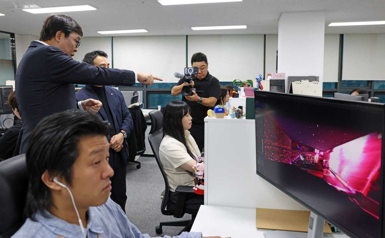최휘영 문화체육관광부 장관이 23일 서울 마포구 씨제이 포디플렉스(CJ 4DPLEX)를 방문해 영상 분야 인공지능(AI) 기술 도입 현장을 살펴보고 있다. (사진=문체부)