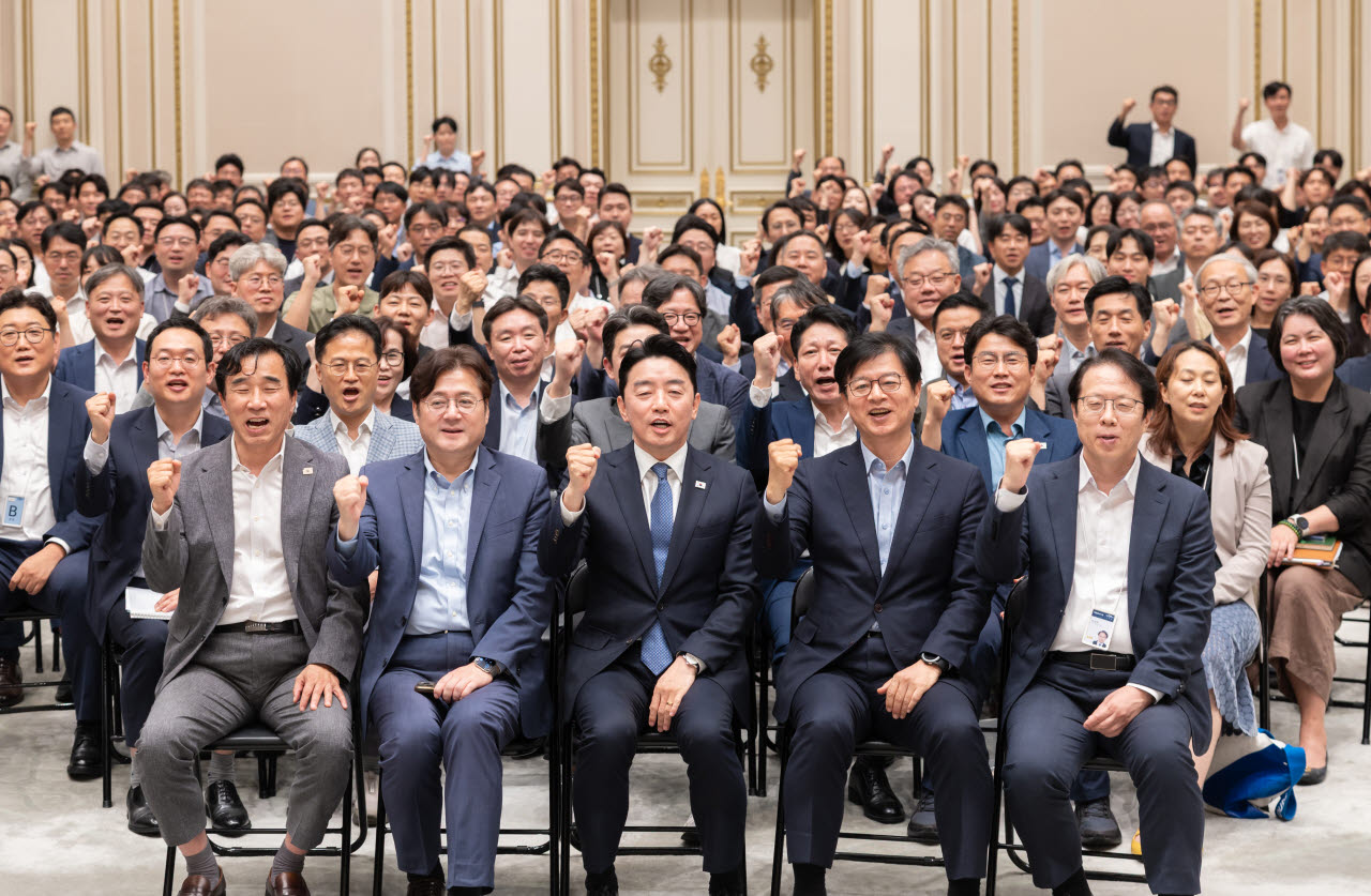 강훈식 대통령비서실장(앞줄 가운데)이 23일 청와대 영빈관에서 전 직원 조회를 열었다. (앞줄 왼쪽부터) 전성환 경청통합수석, 홍익표 정무수석, 강 비서실장, 성기홍 홍보소통수석, 조성주 인사수석(사진=청와대)
