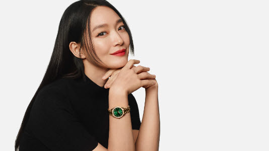 오메가가 앰배서더로 선정한 배우 신민아 화보. 18K 문샤인™ 골드 소재의 30㎜ 씨마스터 아쿠아 테라를 착용하고 있다. (사진=오메가)