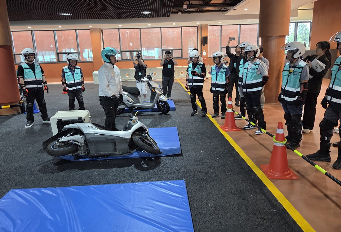 23일 경기 하남시 배민라이더스쿨에서 라이더들이 오토바이 전도(슬립) 상황을 가정한 대처 요령을 배우고 있다. (사진=한전진 기자)