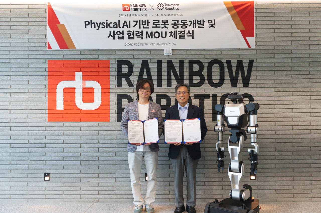 장병탁 투모로로보틱스 대표(오른쪽)와 이정호 레인보우로보틱스 대표(왼쪽)가 지난 지난 21일 세종특별시에 위치한 레인보우로보틱스 본사에서 ‘피지컬 AI 기반 로봇 공동개발 및 사업 협력’을 위한 업무 협약을 체결한 뒤 기념 촬영을 하고 있다. (사진=투모로로보틱스)