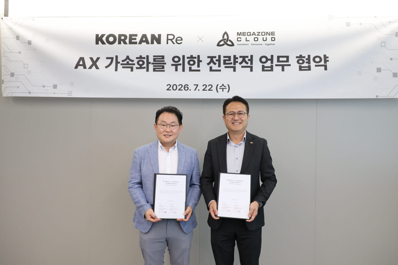 22일 서울 시그니처타워에서 메가존클라우드 공성배 CAIO(왼쪽)와 코리안리재보험 이재문 CIO가 ‘재보험 비즈니스 AX 가속화를 위한 전략적 업무협약’ 체결 후 기념촬영을 하고 있다. (사진=메가존클라우드)