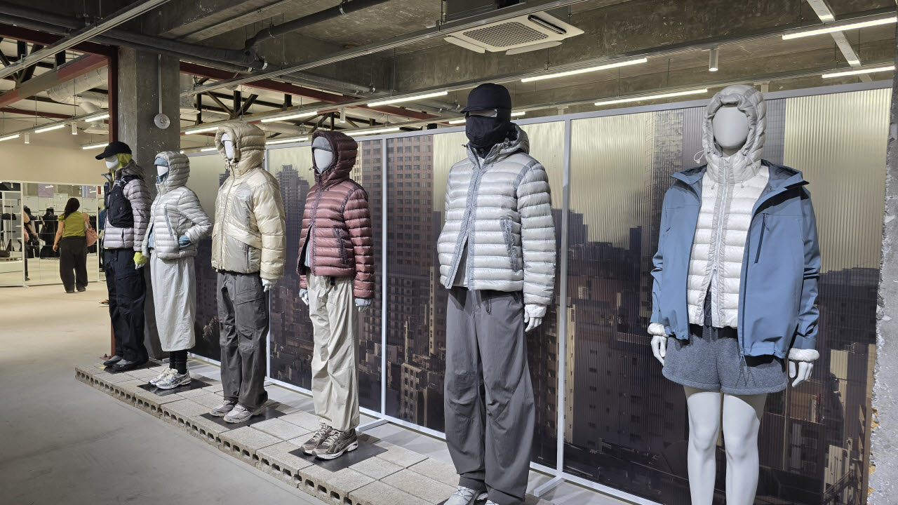 23일 서울 성동구 연무장길‘무신사 스탠다드 26FW 시즌 프리뷰’에 진열된 무신사 스탠다드 다운 아우터 제품들. (사진=김지우 기자)