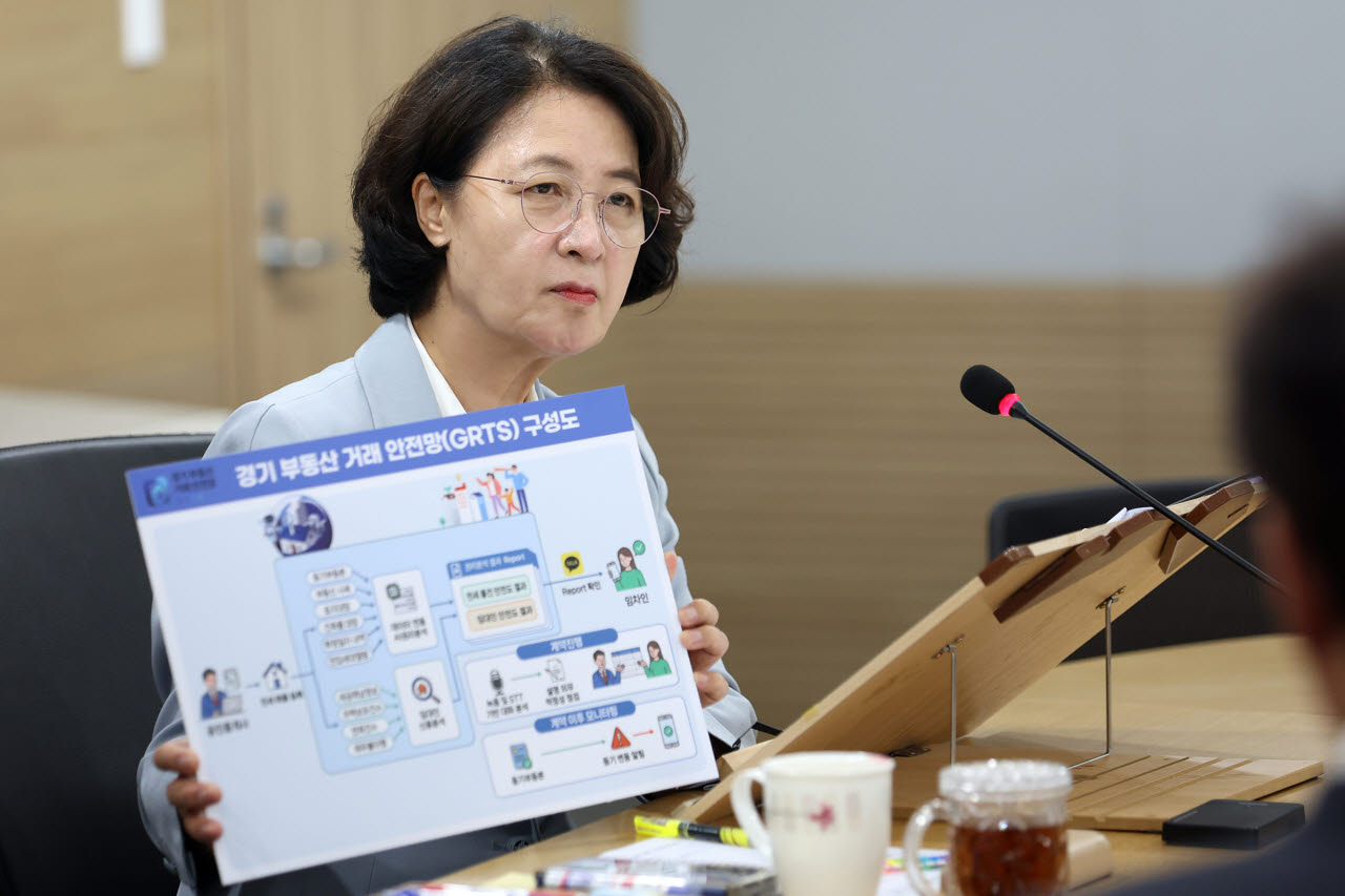 추미애 경기도지사가 23일 경기도 도시주택실·도시개발국 업무보고를 청취하고 있다.(사진=경기도)