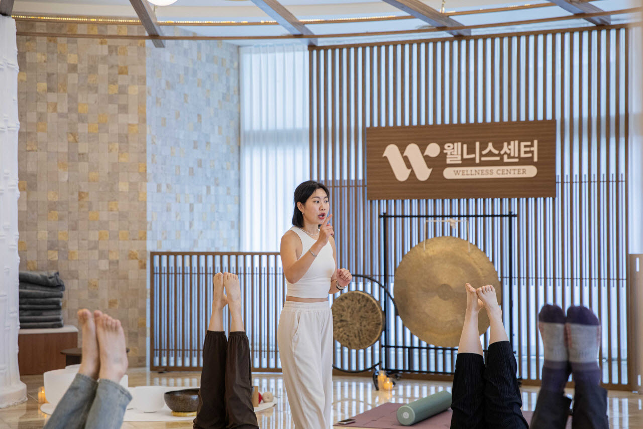 강원도 평창의 모나용평은 용평워터파크 4층 웰니스센터에 소도구를 활용한 요가 등을 정규 편성하고 여름 성수기에는 운영일을 확대하고 있다. 폼롤러를 활용한 이 요가 프로그램은 불안정한 도구 위에서 중심을 잡으며 신체 상태를 스스로 확인하도록 돕는 동작 위주로 구성했다