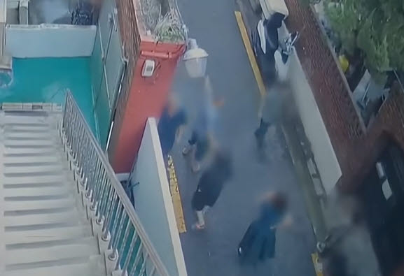 서울 강서구 화곡동 여고생 흉기 피습 사건 당시 구조 요청을 듣고 현장으로 모인 주민들의 모습. (사진=YTN 보도 캡처)