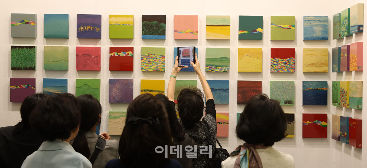 지난 4월 8일 서울 강남구 코엑스에서 열린 2026 화랑미술제에서 관람객들이 작품을 살펴보고 있다. (사진=이영훈 기자)