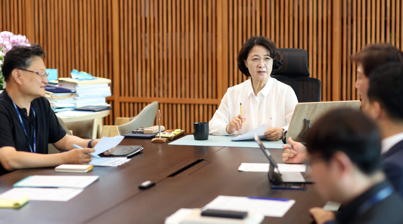 지난 23일 추미애 경기도지사가 '경기미래투자공사 TF 전략회의'를 주재하고 있다.(사진=경기도)