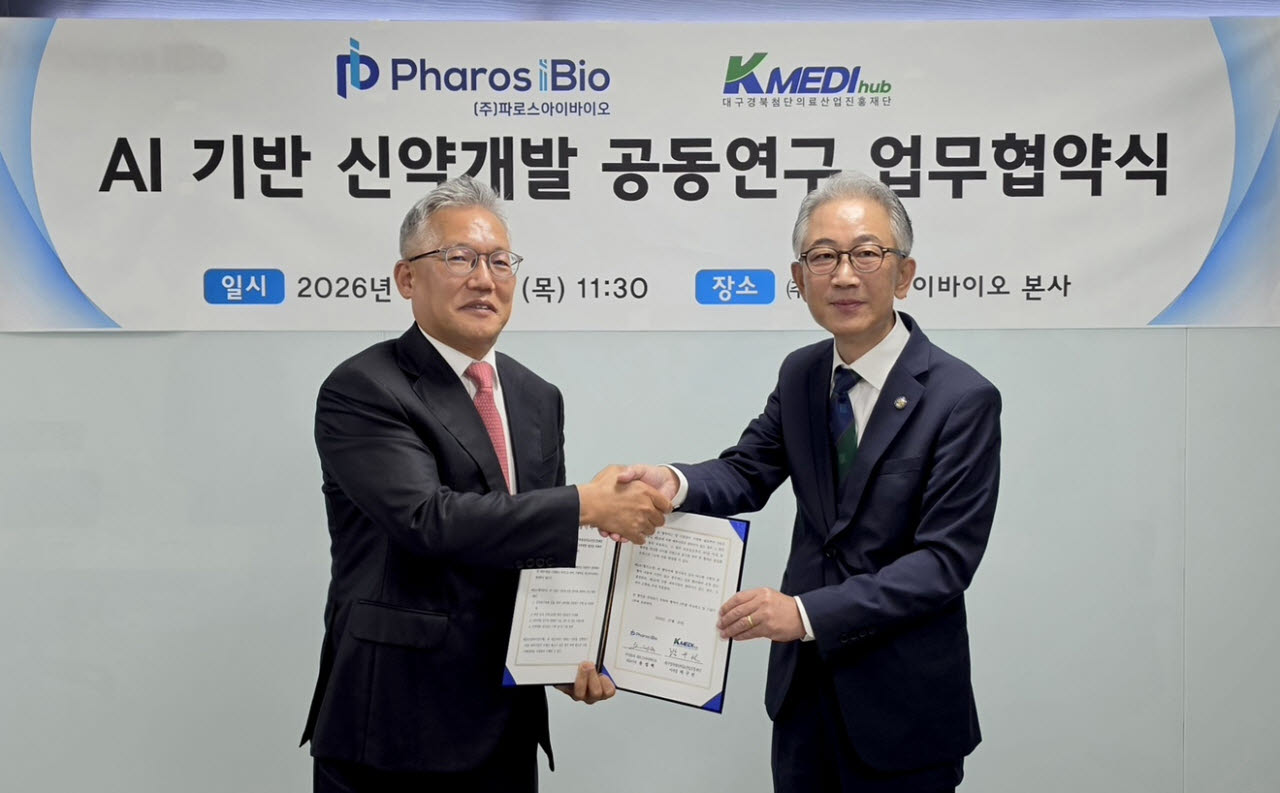 윤정혁 파로스아이바이오 대표이사(왼쪽)와 박구선 케이메디허브 이사장이 'AI 기반 신약개발 공동연구 업무협약'을 체결한 뒤 기념촬영을 하고 있다. (제공=파로스아이바이오)