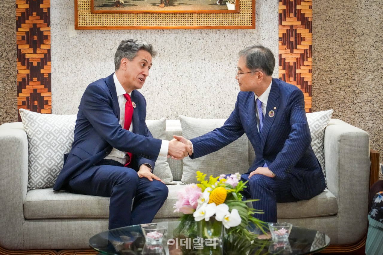 조현 외교장관이 23일(현지시간) 필리핀 마닐라에서 한영 외교장관회의를 열고 에드 밀리밴드(Ed Miliband) 영국 신임 외교장관과 인사를 나누고 있다.[외교부 제공]