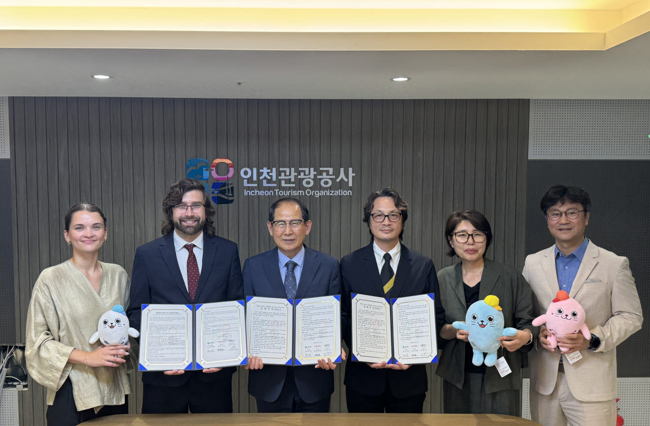 유지상(왼쪽서 3번째) 인천관광공사 사장이 21일 공사 집무실에서 네이슨 매칠라(왼쪽서 2번째) 로보텍스 인터내셔널 CEO, 이용우(왼쪽서 4번째) 인터내셔널로봇교육협회 대표와 업무협약을 한 뒤 기념 촬영하고 있다. (사진 = 인천관광공사 제공)
