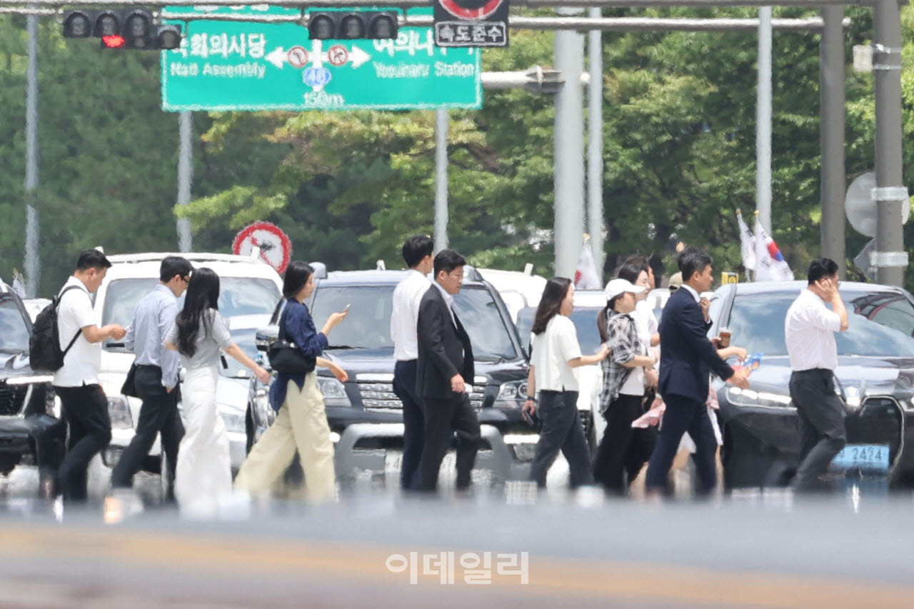 서울 낮 기온 33도, 체감온도 34도까지 오른 지난 13일 서울 영등포구 여의도에서 시민들이 이동하고 있다. (사진=이영훈 기자)