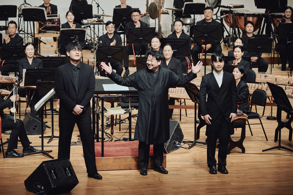 국악관현악 '별바다' 초연을 마친 뒤 무대 인사. (왼쪽부터) 작곡 동다운, 지휘 심상욱, 지휘 이대한