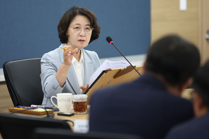추미애 지사가 23일 오후 경기도청 5층 서희홀에서 열린 도시주택실과 도시개발국 업무보고에서 발언하고 있다. (사진=경기도 제공)