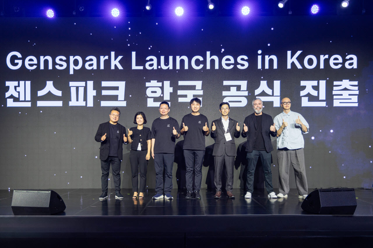젠스파크 관계자들이 24일 서울 광진 본다빈치뮤지엄 능동에서 열린 기자간담회에서 한국 진출 세리머니를 하고 있다. 좌측부터 Wen Sang(웬 상) 젠스파크 COO 및 공동창업자, 백가람 LG유플러스 AX전략제휴팀 팀장, Kay Zhu(케이 주) 젠스파크 CTO 및 공동창업자, Eric Zing(에릭 징) 젠스파크 CEO 및 공동창업자, Charlie Lee(이충환) 미래에셋 신성장투자1본부 상무, Jamison Powell(제미슨 파월). (사진=젠스파크)
