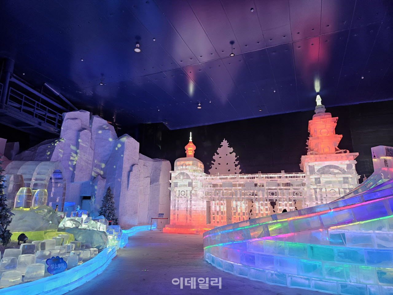 지난 20일 중국 헤이룽장성 하얼빈 빙설 테마파크 안에 얼음 조형물이 전시돼있다. (사진=이데일리 이명철 특파원)