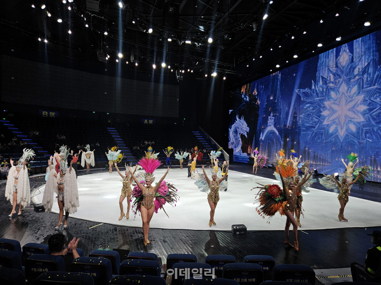 지난 20일 중국 헤이룽장성 하얼빈 빙설 테마파크에서 하얼빈 아이스 쇼가 열리고 있다. (사진=이데일리 이명철 특파원)
