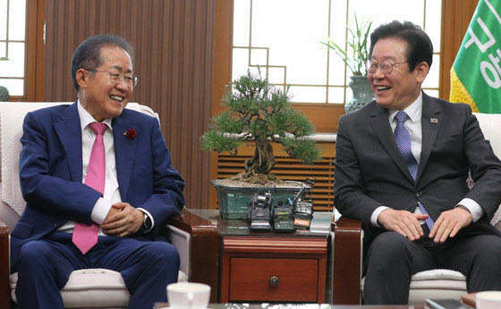 지난 2023년 5월 당시 이재명 더불어민주당 대표가 홍준표 대구시장을 예방한 모습 (사진=연합뉴스)