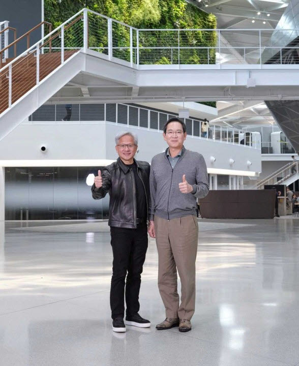 이재용(오른쪽) 삼성전자 회장과 젠슨 황 엔비디아 CEO. (사진=엔비디아 제공)