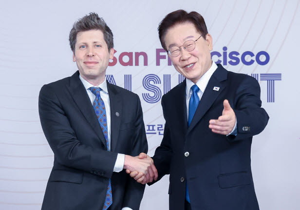 이재명 대통령이 24일(현지시간) 미국 샌프란시스코에서 샘 올트먼 오픈AI 최고경영자(CEO)와 면담에 앞서 기념촬영을 하고 있다. (사진=연합뉴스)